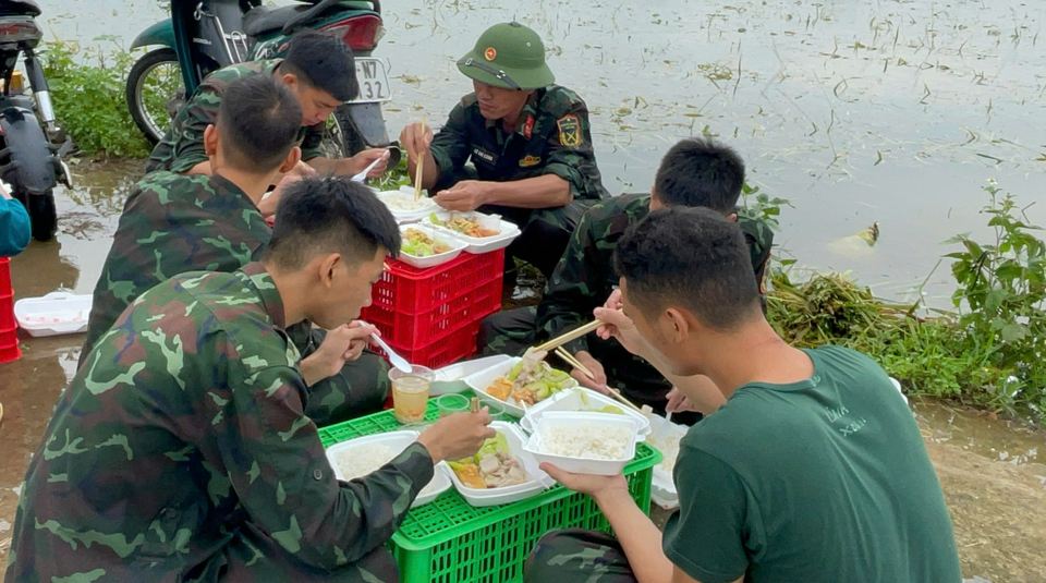 Những bữa cơm vội của c&aacute;c chiến sĩ tr&ecirc;n địa b&agrave;n huyện Ba V&igrave;.