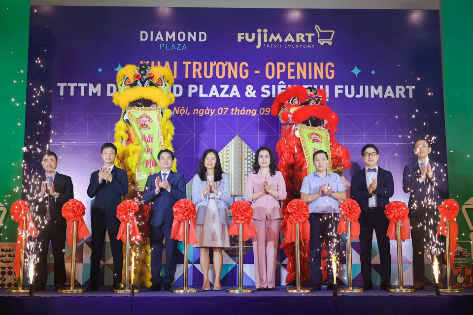 C&aacute;c đại biểu cắt băng khai trương trung t&acirc;m thương mại cao cấp Diamond Plaza v&agrave; si&ecirc;u thị FujiMart