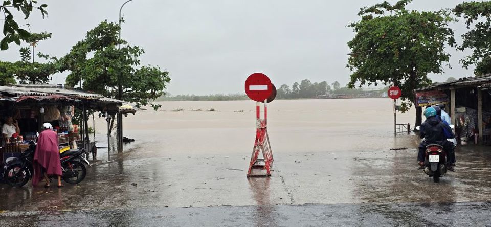 Ph&agrave; Sa Cao tr&ecirc;n s&ocirc;ng Hồng nối huyện Vũ Thư (tỉnh Th&aacute;i B&igrave;nh) với huyện Xu&acirc;n Trường (tỉnh Nam Định) đ&atilde; dừng hoạt động từ chiều 10/9 do nước lũ d&acirc;ng cao. Ảnh: Trung Du