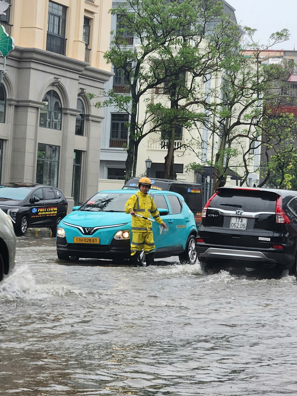 Lực lượng CSTG -TT, C&ocirc;ng an TP Th&aacute;i B&igrave;nh hướng dẫn điều tiết giao th&ocirc;ng tr&ecirc;n tuyến đường bị ngập. Ảnh: TK