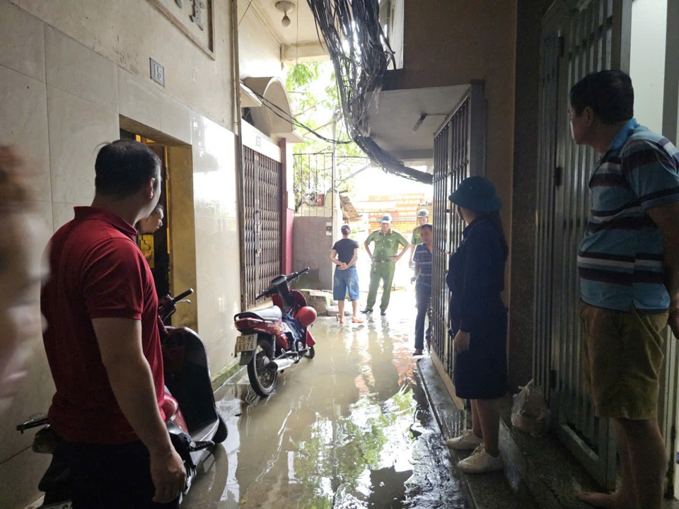 Hoàn Kiếm: khẩn trương di dời người dân khu vực nguy hiểm đến nơi an toàn - Ảnh 1