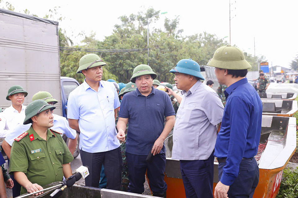 Chủ tịch UBND TP H&agrave; Nội Trần Sỹ Thanh kiểm tra, chỉ đạo c&ocirc;ng t&aacute;c ứng ph&oacute; với mưa lũ, thi&ecirc;n tai, cứu hộ, cứu nạn tại đ&ecirc; s&ocirc;ng Hồng (đoạn Li&ecirc;n Mạc), quận Bắc Từ Li&ecirc;m.