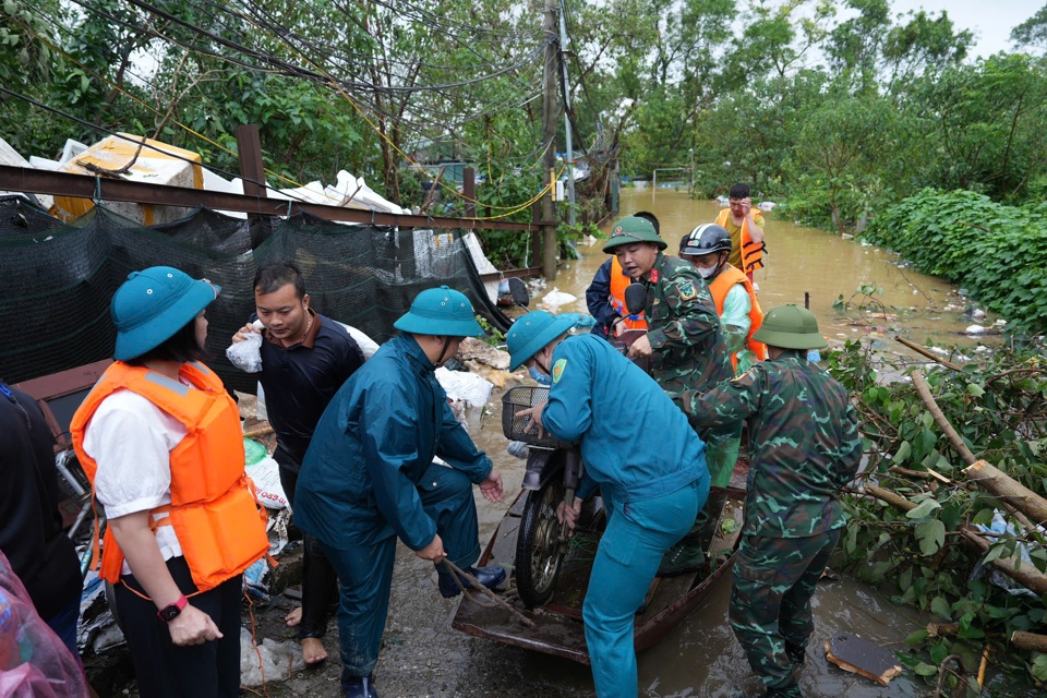 Lực lượng chức năng đang đẩy nhanh tiến độ di chuyển người d&acirc;n v&agrave; t&agrave;i sản ra khỏi b&atilde;i giữa s&ocirc;ng Hồng.