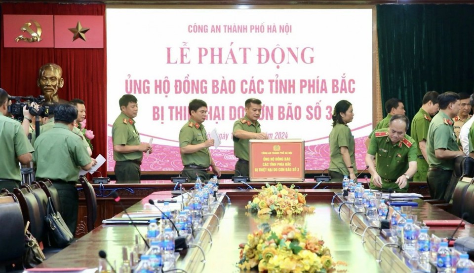 C&aacute;n bộ, chiến sĩ C&ocirc;ng an TP H&agrave; Nội ủng hộ đồng b&agrave;o c&aacute;c tỉnh ph&iacute;a Bắc bị thiệt hại do mưa lũ.