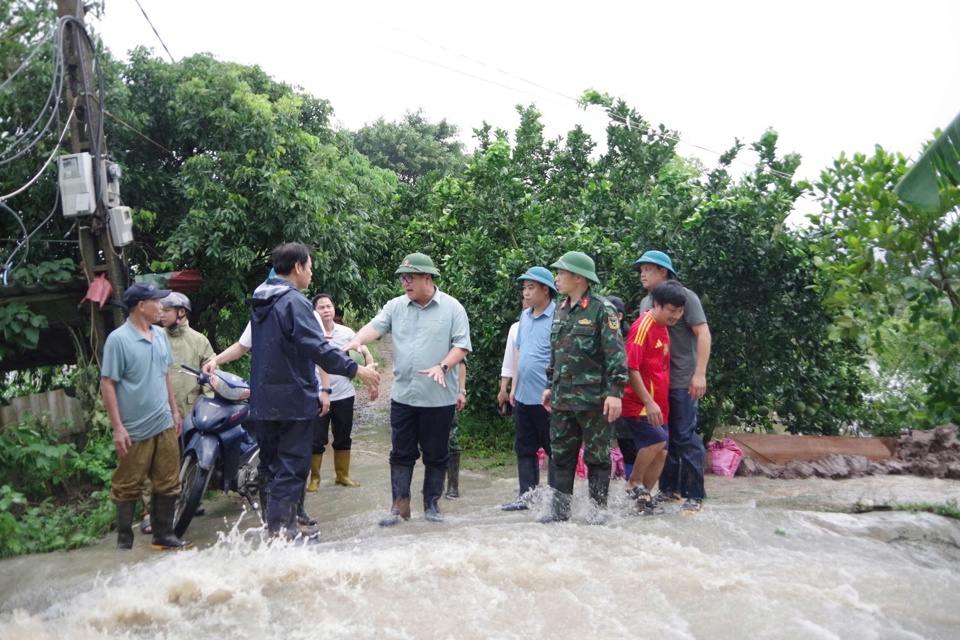 B&iacute; thư Quận ủy Nam Từ Li&ecirc;m&nbsp;kiểm tra, chỉ đạo tại c&aacute;c điểm ngập &uacute;ng nguy hiểm tại phường T&acirc;y Mỗ, Cầu Diễn.