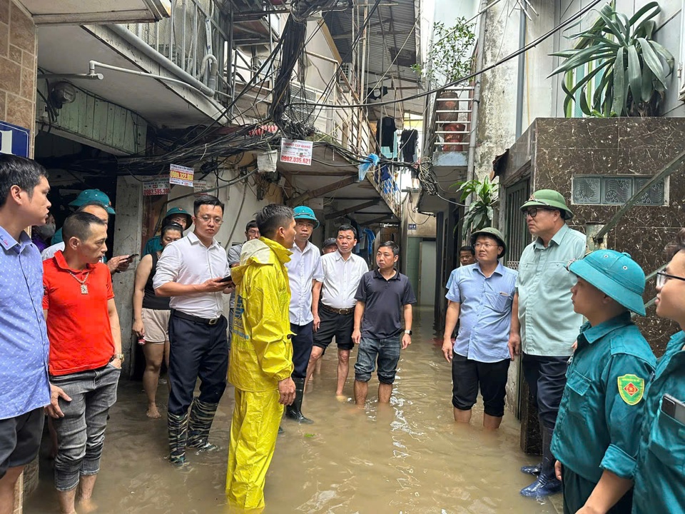 Nước d&acirc;ng cao, tr&agrave;n v&agrave;o nh&agrave;, phường Cầu Diễn đ&atilde; di dời 100 hộ d&acirc;n đến nơi an to&agrave;n