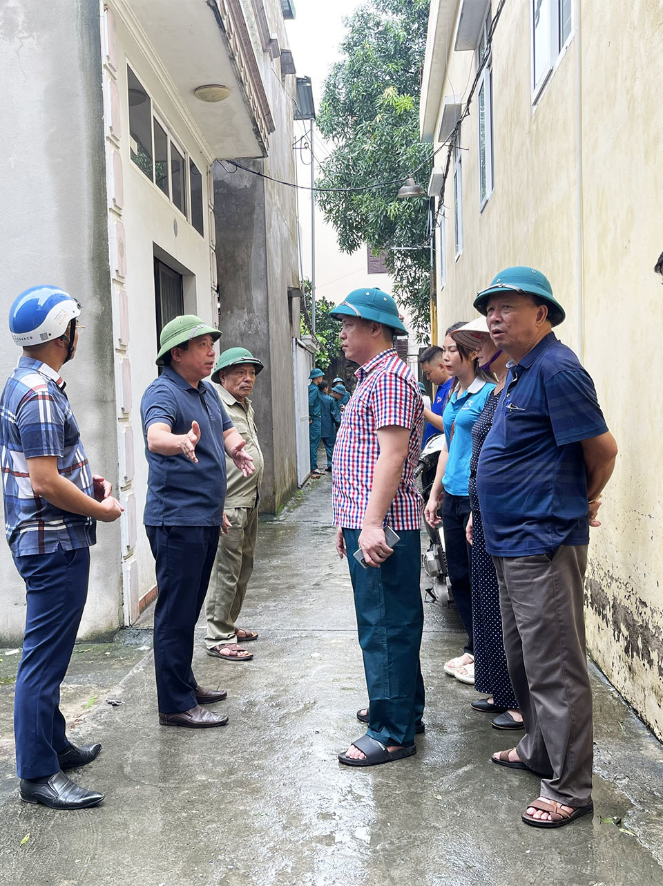 Chủ tịch UBND quận Bắc Từ Li&ecirc;m Nguyễn Hữu Tuy&ecirc;n chỉ đạo phường Đức Thắng khẩn trương di dời người d&acirc;n ra khỏi nơi c&oacute; nguy cơ ngập đến nơi an to&agrave;n.