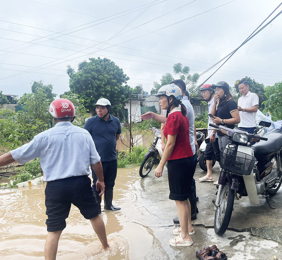 Chủ tịch UBND quận Bắc Từ Li&ecirc;m Nguyễn Hữu Tuy&ecirc;n kiểm tra tại phường Cổ Nhuế 2.