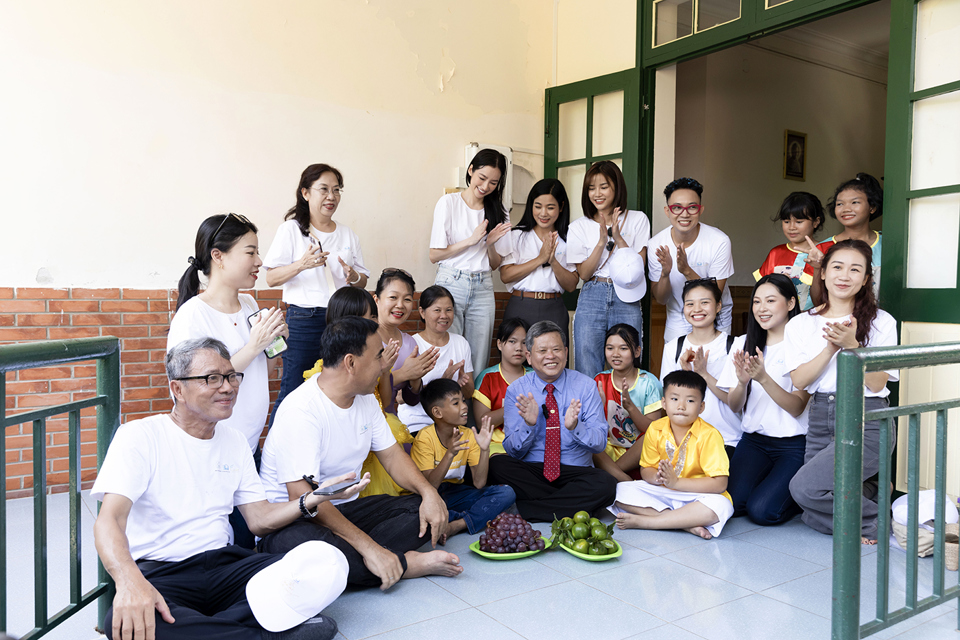 Đo&agrave;n đ&atilde; đến tham quan một số nh&agrave; trong l&agrave;ng trẻ để hiểu về nơi ăn chốn ở, m&ocirc; h&igrave;nh sinh hoạt của l&agrave;ng. Đồng thời, trao qu&agrave; tặng l&agrave; c&aacute;c nhu yếu phẩm (dầu ăn, nước mắm, m&igrave; g&oacute;i, x&uacute;c x&iacute;ch) cho 11 ng&ocirc;i nh&agrave; tại l&agrave;ng;&nbsp;tặng qu&agrave; c&aacute; nh&acirc;n cho 123 trẻ đang nu&ocirc;i dưỡng, chăm s&oacute;c tại l&agrave;ng.&nbsp;