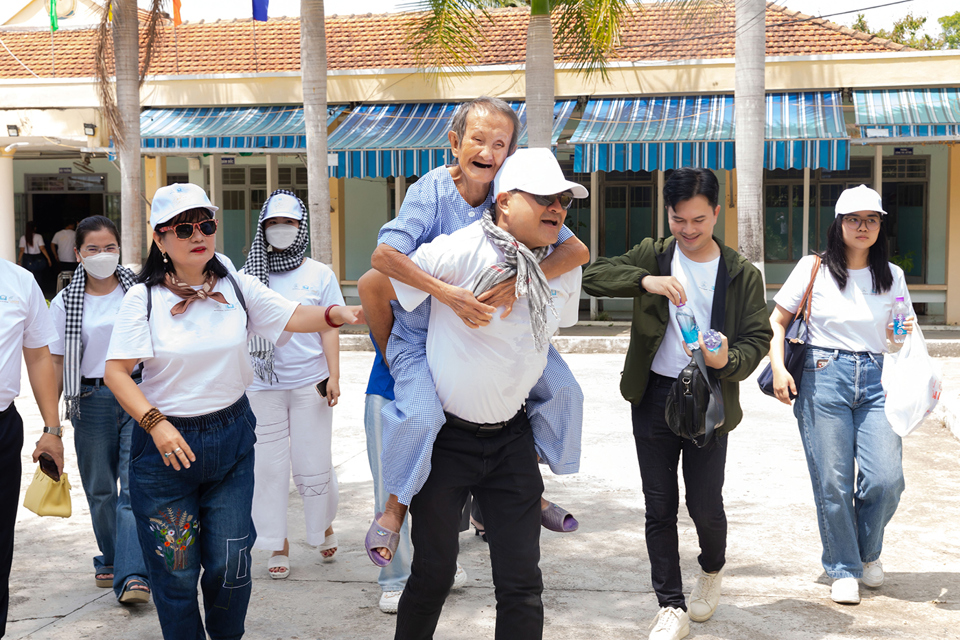 Đo&agrave;n nghệ sĩ đ&atilde; gửi lời thăm hỏi, động vi&ecirc;n v&agrave; chia sẻ đến những ho&agrave;n cảnh k&eacute;m may mắn tại Trung t&acirc;m Bảo trợ x&atilde; hội v&agrave; C&ocirc;ng t&aacute;c x&atilde; hội tỉnh.