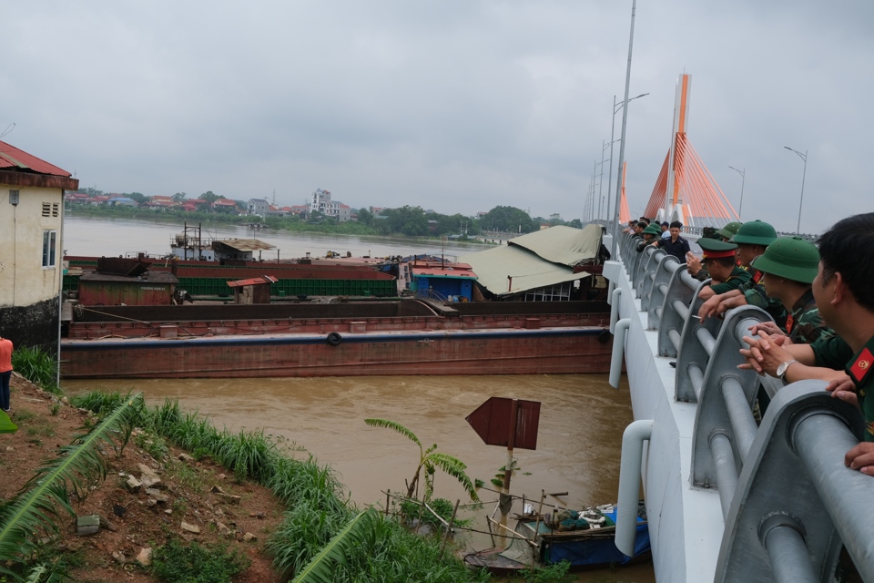 Lực lượng chức năng được huy động đến hiện trường nắm bắt t&igrave;nh h&igrave;nh, triển khai phương &aacute;n giải quyết. Ảnh: Sỹ H&agrave;o.&nbsp;