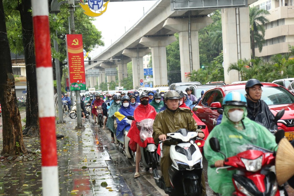 &Ugrave;n tắc k&eacute;o d&agrave;i h&agrave;ng km tr&ecirc;n đường Trần Ph&uacute;