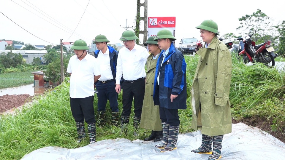 L&atilde;nh đạo huyện Thanh Oai kiểm tra việc xử l&yacute; sự cố đ&ecirc; sụt, sạt đoạn qua địa b&agrave;n x&atilde; Thanh Cao. (Ảnh: &Aacute;nh Ngọc)