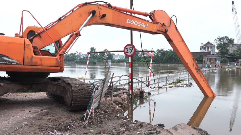 Cầu nối x&atilde; Cao Dương, huyện Thanh Oai với huyện Chương Mỹ được cảnh b&aacute;o, cấm người d&acirc;n v&agrave; phương tiện lưu th&ocirc;ng.&nbsp; (Ảnh: &Aacute;nh Ngọc)