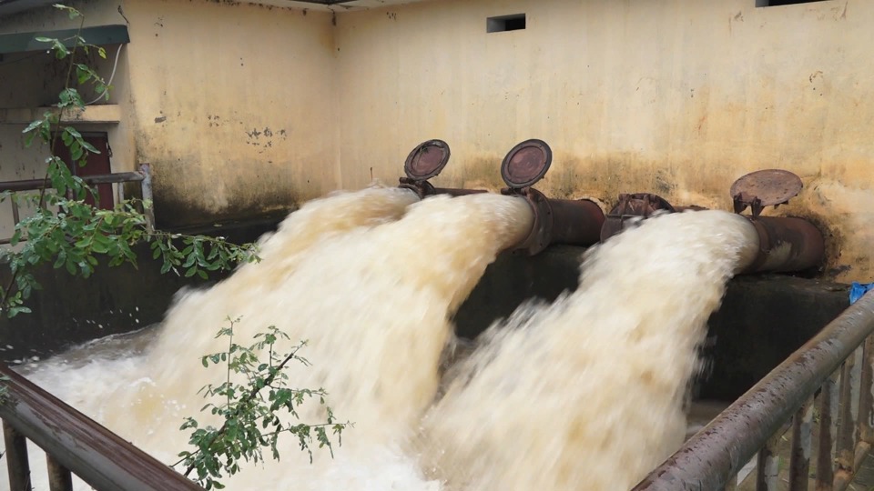 C&aacute;c trạm bơm ti&ecirc;u tr&ecirc;n địa b&agrave;n huyện Thanh Oai hoạt động li&ecirc;n tục ứng ph&oacute; với mưa lớn. (Ảnh: &Aacute;nh Ngọc)