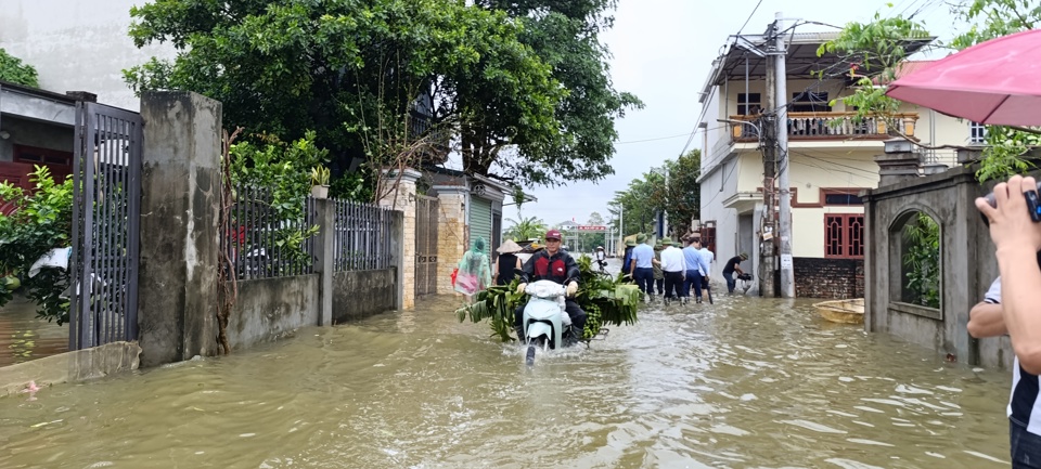 Nhiều nơi ở Quốc Oai ngập sâu, cuộc sống người dân đảo lộn - Ảnh 2