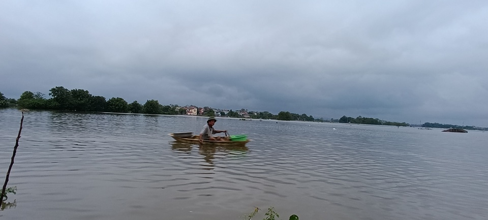 Nhiều nơi ở Quốc Oai ngập sâu, cuộc sống người dân đảo lộn - Ảnh 1