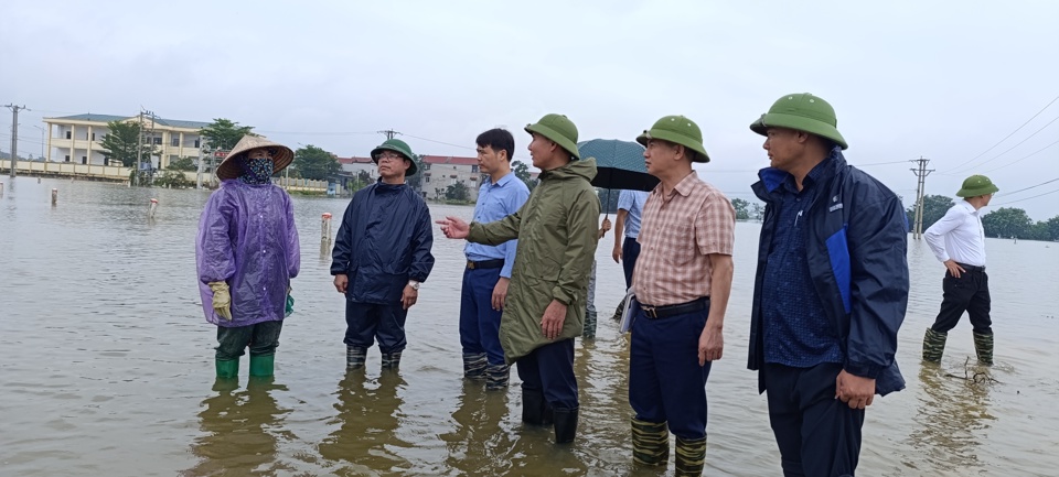 L&atilde;nh đạo huyện Quốc Oai thăm hỏi, động vi&ecirc;n c&aacute;c hộ d&acirc;n bị ngập.