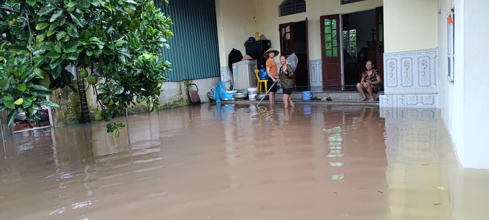 Nước ngập s&acirc;u l&agrave;m đảo lộn đời sống sinh hoạt của người d&acirc;n. (Ảnh: Nguyễn Nga)