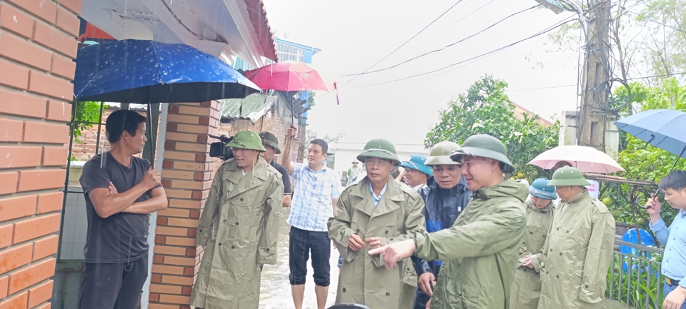 B&iacute; thư Huyện ủy Quốc Oai Nguyễn Văn Thọ v&agrave; l&atilde;nh đạo UBND huyện, l&atilde;nh đạo ph&ograve;ng, ban kiểm tra thực tế tại c&aacute;c v&ugrave;ng ngập lụt. (Ảnh: Nguyễn Nga)