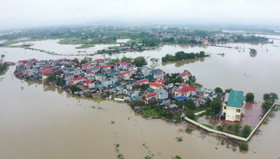 X&oacute;m Bến V&ocirc;i, Cấn Hữu, Quốc Oai ngập s&acirc;u trong nước. Nhiều điểm ngập s&acirc;u hơn 1m.