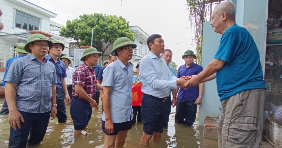 Đồng ch&iacute; Đỗ Anh Tuấn đ&atilde; tới thăm hỏi, động vi&ecirc;n người d&acirc;n vượt qua kh&oacute; khăn, đồng l&ograve;ng c&ugrave;ng huyện v&agrave; TP để ph&ograve;ng chống thi&ecirc;n tai. (Ảnh: Phương Nga)