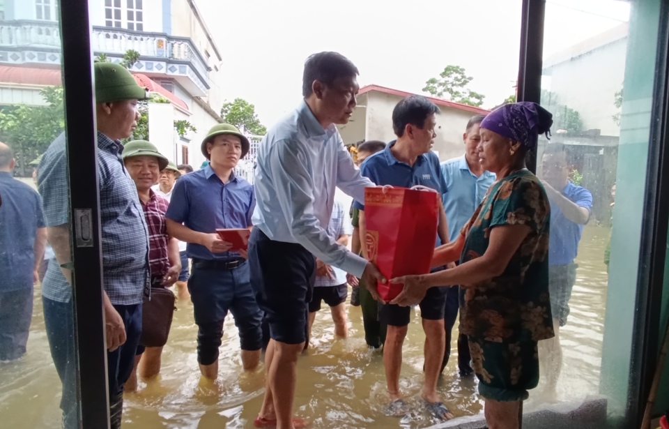 Tại buổi kiểm tra, Trưởng Ban D&acirc;n vận Th&agrave;nh ủy Đỗ Anh Tuấn c&ugrave;ng đo&agrave;n c&ocirc;ng t&aacute;c đ&atilde; tặng qu&agrave; một số hộ d&acirc;n chịu ảnh hưởng của mưa lũ tại x&oacute;m Bến V&ocirc;i. (Ảnh: Phương Nga)