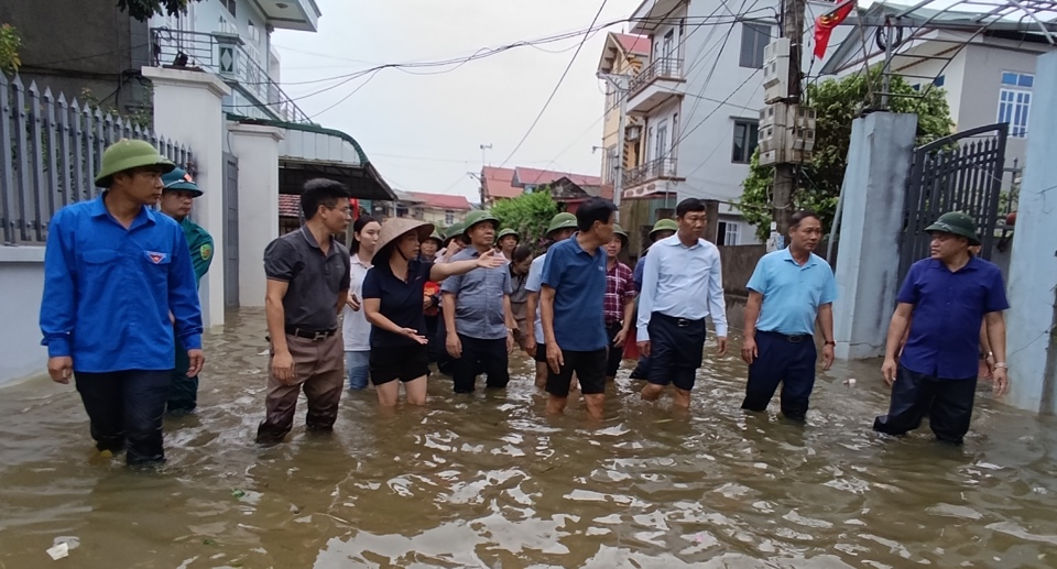 Trưởng Ban D&acirc;n vận Th&agrave;nh ủy Đỗ Anh Tuấn kiểm tra thực tế t&igrave;nh h&igrave;nh ngập lụt ở x&oacute;m Bến V&ocirc;i, x&atilde; Cấn Hữu, huyện Quốc Oai. (Ảnh: Phương Nga)