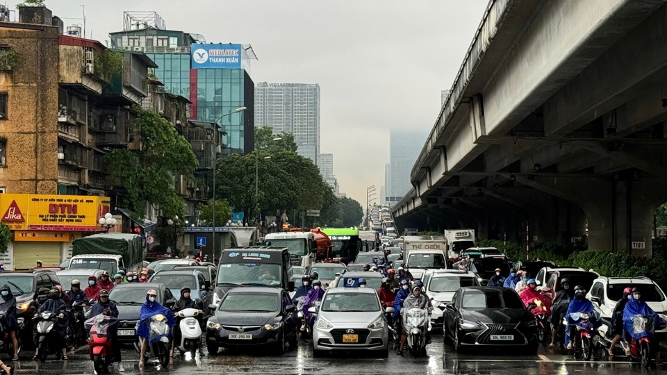 Phương tiện xếp h&agrave;ng d&agrave;i tr&ecirc;n đường Khuất Duy Tiến hướng đi Ph&aacute;p V&acirc;n.