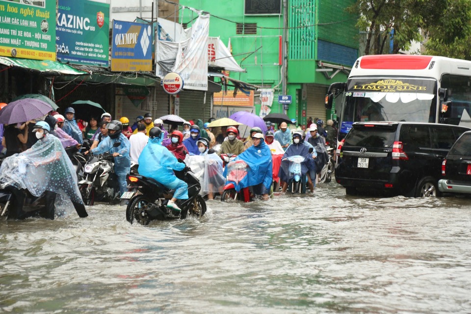 &Ugrave;n tắc giao th&ocirc;ng xảy ra tại một số điểm ngập.