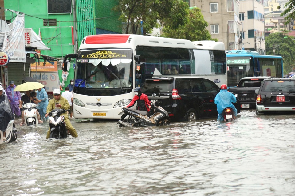 Nhiều người d&acirc;n chọn phương &aacute;n quay đầu.