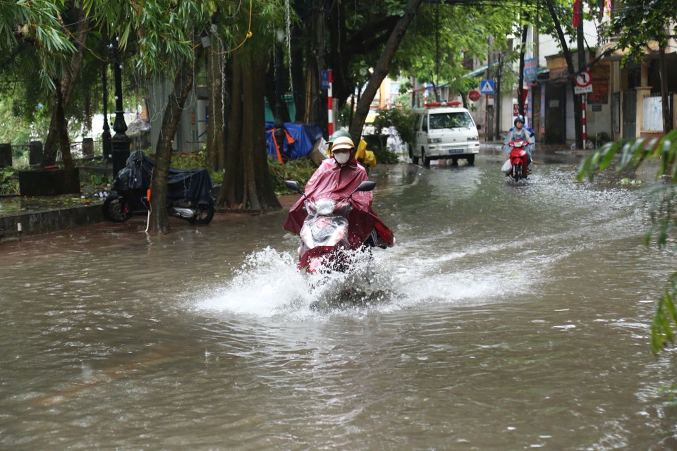 Xe m&aacute;y đi qua khu vực ngập.