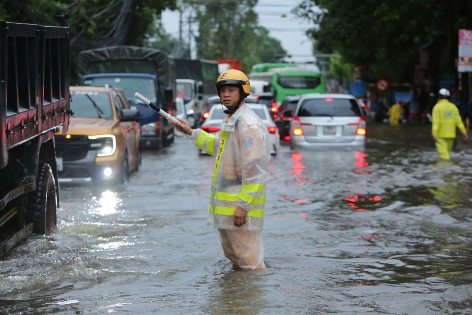 Lực lượng CSGT điều tiết trong ngập lụt tại ng&atilde; ba Xa La.