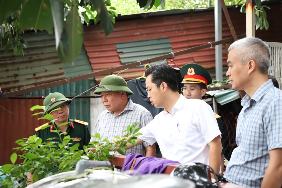 B&iacute; thư Quận ủy Ho&agrave;n Kiếm Vũ Đăng Định b&aacute;o c&aacute;o với&nbsp;Ph&oacute; B&iacute; thư Th&agrave;nh ủy H&agrave; Nội Nguyễn Văn Phong về diễn biến t&igrave;nh h&igrave;nh mưa lũ tr&ecirc;n địa b&agrave;n quận thời gian qua