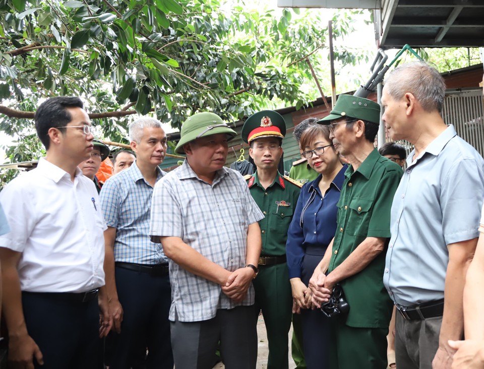 Ph&oacute; B&iacute; thư Th&agrave;nh ủy H&agrave; Nội Nguyễn Văn Phong thị s&aacute;t t&igrave;nh h&igrave;nh, kiểm tra, chỉ đạo c&ocirc;ng t&aacute;c ứng ph&oacute; với mưa lũ, thi&ecirc;n tai tại quận Ho&agrave;n Kiếm s&aacute;ng 10/9.