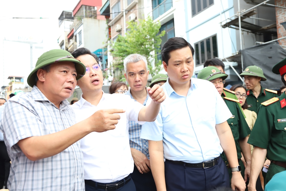 Ph&oacute; B&iacute; thư Th&agrave;nh ủy H&agrave; Nội Nguyễn Văn Phong trao đổi c&ugrave;ng B&iacute; thư Quận ủy Ho&agrave;n Kiếm Vũ Đăng Định về c&ocirc;ng t&aacute;c ứng ph&oacute; mưa lũ, thi&ecirc;n tai, cứu hộ, cứu nạn tr&ecirc;n địa b&agrave;n