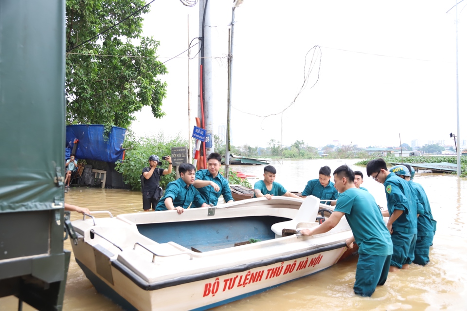 Quận Ho&agrave;n Kiếm triển khai xuồng cứu hộ phục vụ c&ocirc;ng t&aacute;c ứng ph&oacute; mưa lũ, thi&ecirc;n tai, cứu hộ, cứu nạn