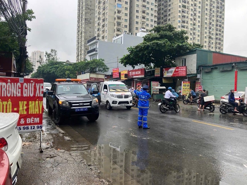 Dự b&aacute;o t&igrave;nh trạng mưa lớn, d&ocirc;ng lốc sẽ c&ograve;n tiếp diễn tr&ecirc;n địa b&agrave;n H&agrave; Nội, nguy cơ ngập &uacute;ng rất cao. Ch&iacute;nh v&igrave; vậy người d&acirc;n cần cẩn thận khi di chuyển qua c&aacute;c khu vực bị ngập.