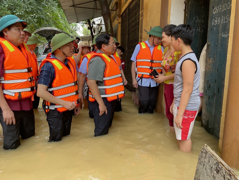 Thủ tướng Phạm Minh Ch&iacute;nh trực tiếp v&agrave;o khu d&acirc;n cư thăm hỏi, động vi&ecirc;n người d&acirc;n tại x&atilde; V&acirc;n H&agrave;, thị x&atilde; Việt Y&ecirc;n đang bị c&ocirc; lập. Ảnh: VGP/Nhật Bắc