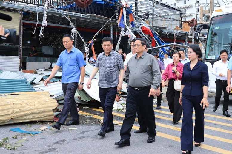 Thủ tướng Phạm Minh Ch&iacute;nh đi kiểm tra t&igrave;nh h&igrave;nh thiệt hại, chỉ đạo triển khai c&aacute;c biện ph&aacute;p cấp b&aacute;ch khắc phục hậu quả cơn b&atilde;o số 3 tại Quảng Ninh. Ảnh: VGP