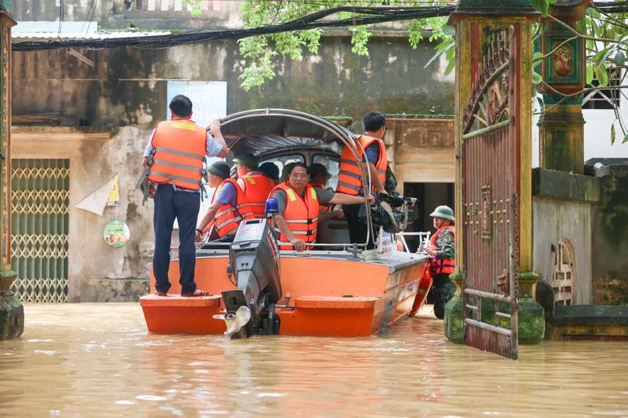 Thủ tướng Phạm Minh Ch&iacute;nh thị s&aacute;t t&igrave;nh h&igrave;nh ngập lụt tr&ecirc;n địa b&agrave;n tỉnh Bắc Giang s&aacute;ng 10/9. Ảnh: VGP/Nhật Bắc