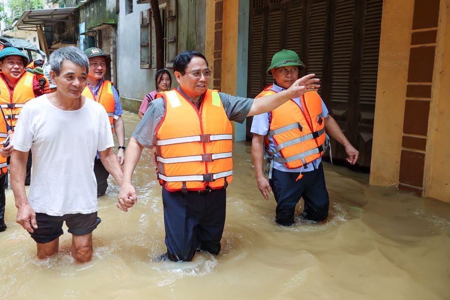 Thủ tướng Phạm Minh Ch&iacute;nh trực tiếp v&agrave;o thăm, động vi&ecirc;n người d&acirc;n khu d&acirc;n cư bị nước lũ chia cắt tại x&atilde; V&acirc;n H&agrave;, thị x&atilde; Việt Y&ecirc;n, s&aacute;ng 10/9. Ảnh: VGP/Nhật Bắc