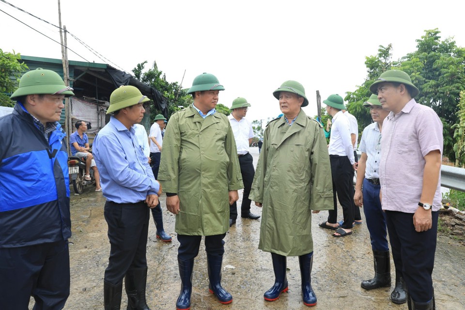 Sau khi nắm bắt t&igrave;nh h&igrave;nh, Chủ tịch HĐND TP Nguyễn Ngọc Tuấn đ&atilde; y&ecirc;u cầu huyện Thường T&iacute;n chủ động r&agrave; so&aacute;t c&aacute;c cầu yếu, cấm phương tiện v&agrave; người qua lại nếu kh&ocirc;ng bảo đảm an to&agrave;n