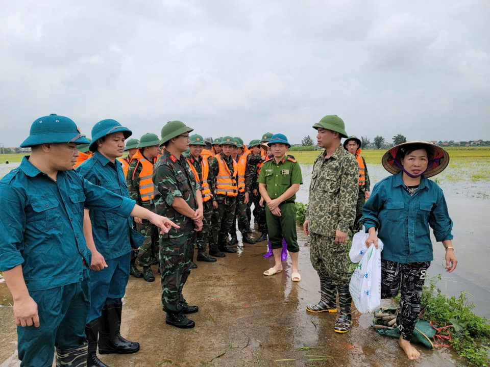 Mọi lực lượng được tập trung tối đa để hỗ trợ người d&acirc;n trong việc thu hoạch hoa m&agrave;u, di dời vật nu&ocirc;i ở nơi c&oacute; nguy cơ bị ngập s&acirc;u.