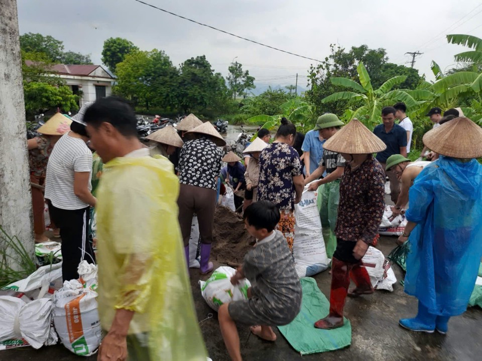 Phụ nữ Mỹ Đức t&iacute;ch cực tham gia đắp đ&ecirc; ngăn lũ