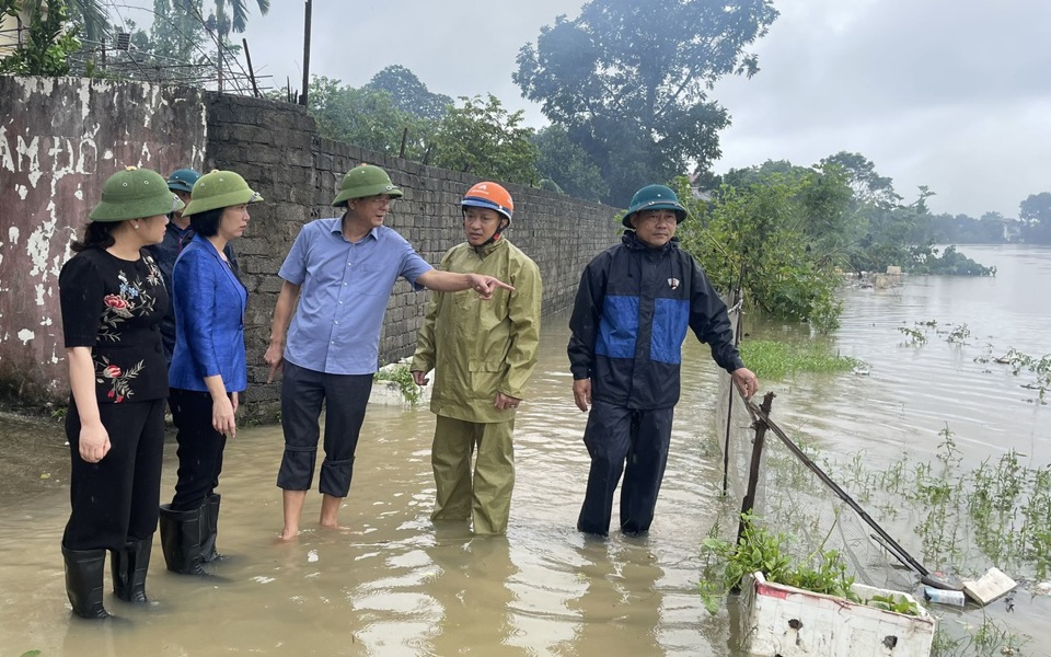 Ph&oacute; Chủ tịch Thường trực HĐND TP H&agrave; Nội Ph&ugrave;ng Thị Hồng H&agrave;&nbsp;kiểm tra c&ocirc;ng t&aacute;c ph&ograve;ng chống lụt b&atilde;o, ngập &uacute;ng tr&ecirc;n địa b&agrave;n huyện. Ảnh: Đ&igrave;nh Thuỷ