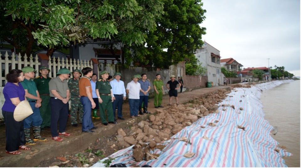 Trung tướng Nguyễn Quốc Duyệt -Tư lệnh Bộ Tư lệnh Thủ đ&ocirc; H&agrave; Nội kiểm tra điểm k&egrave; x&atilde; Ch&acirc;u Sơn.