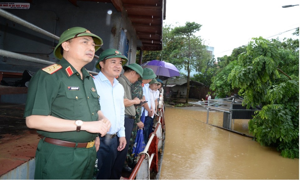 Trung tướng Nguyễn Quốc Duyệt kiểm tra bến đ&ograve; Chu Minh.