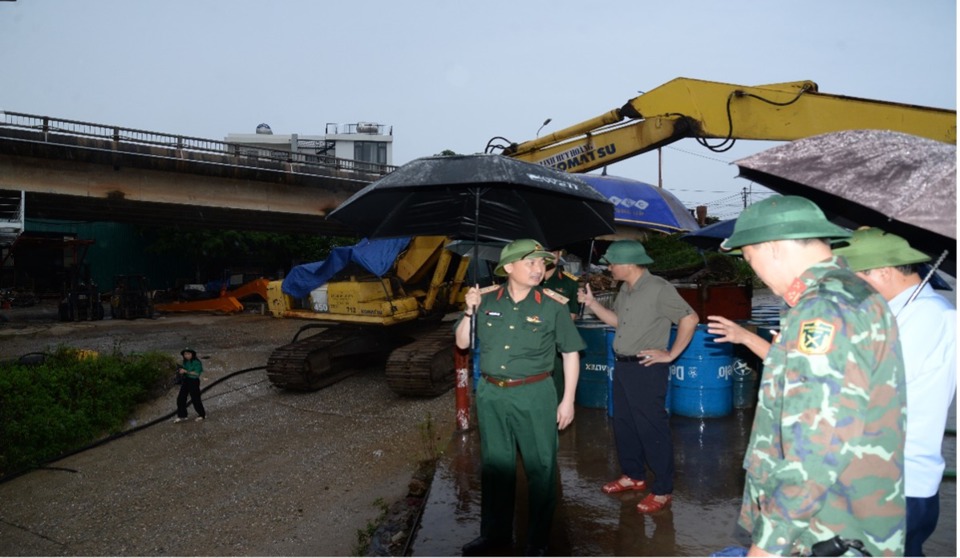 Trung tướng Nguyễn Quốc Duyệt chỉ đạo huyện Ba V&igrave; duy chặt chẽ kh&ocirc;ng để người v&agrave; phương tiện qua cầu Trung H&agrave;.