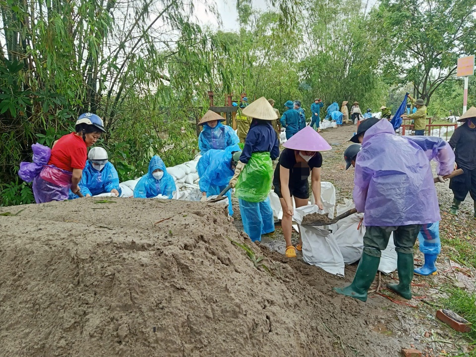 Phụ nữ huyện Thanh Tr&igrave;&nbsp;hỗ trợ b&agrave; con v&ugrave;ng lụt &uacute;ng, hỗ trợ đắp đ&ecirc; s&ocirc;ng Nhuệ đoạn qua x&atilde; Tả Thanh Oai, Đại &Aacute;ng